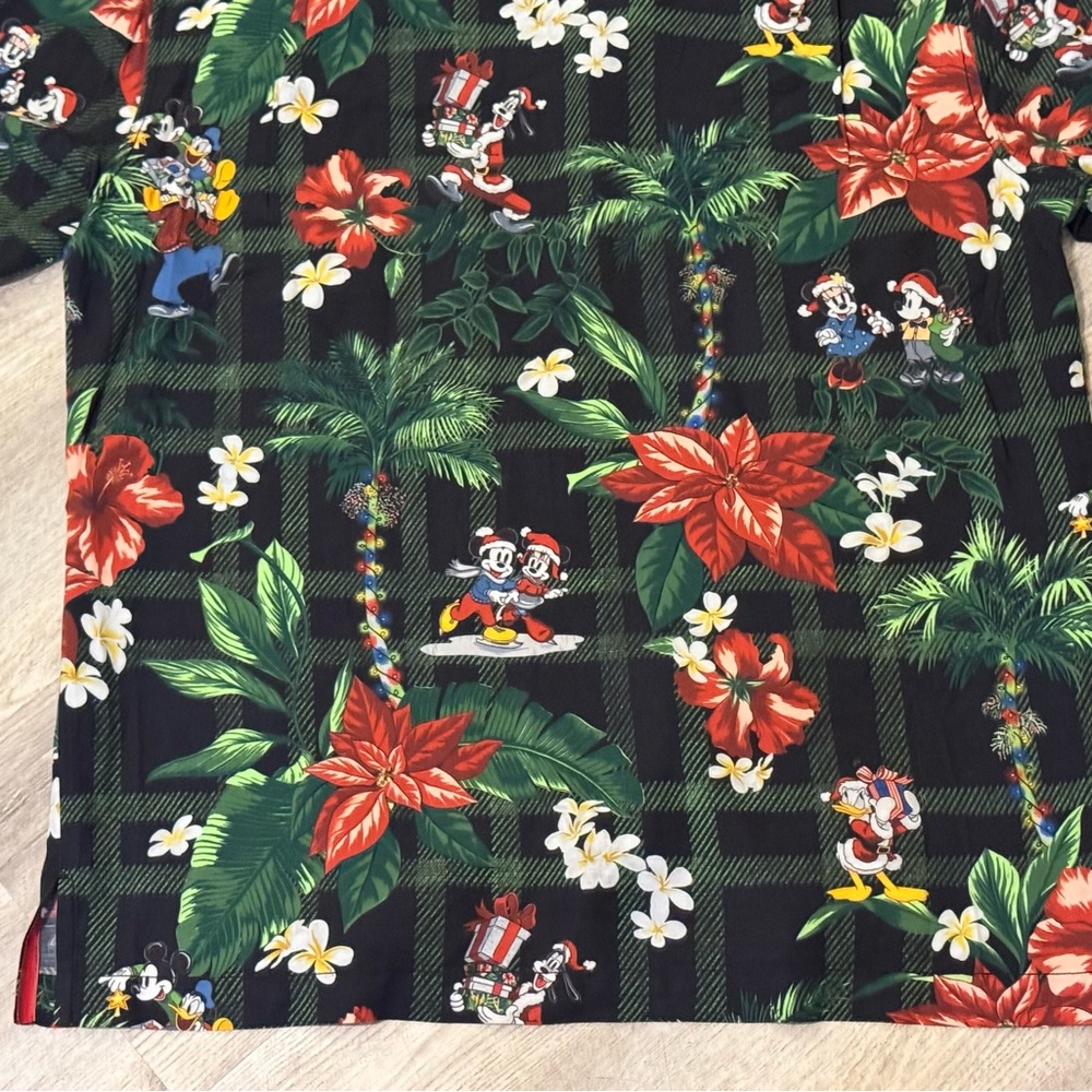 NEW Disney Parks x Tommy Bahama Holiday Christmas Hawaiian Shirt Size M NWT - Picture 13 of 16